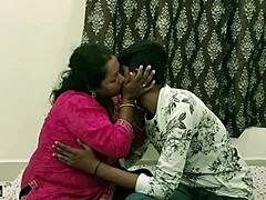 成熟的印度家庭主妇Kamwali Bhabhi在印地语成人视频中享受与年轻老板的粗暴性爱