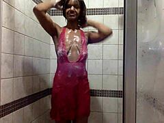 一个黑人熟女穿着粉红色蕾丝内衣在湿的沙发里玩